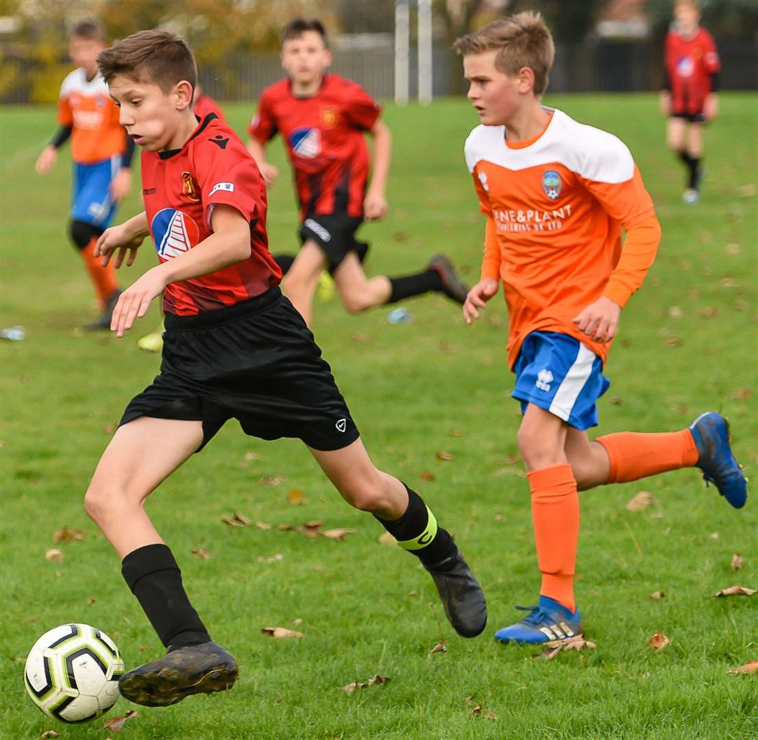 Rainham 84 Rangers under-14s (red) drive forward against Cuxton 91 under-14s. Picture: Alan Langley FM21837903