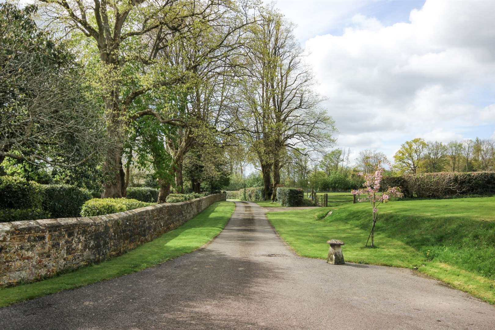 Delmonden Farm is approached via a long driveway