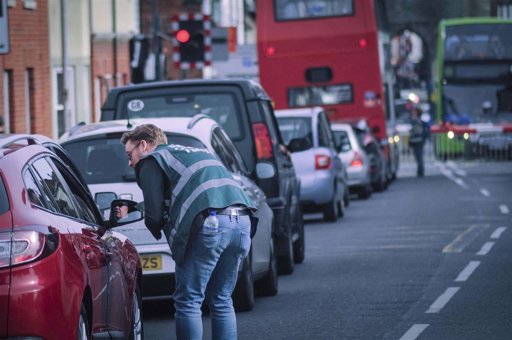 Drivers who keep their engines on when stuck at level crossings can get a penalty