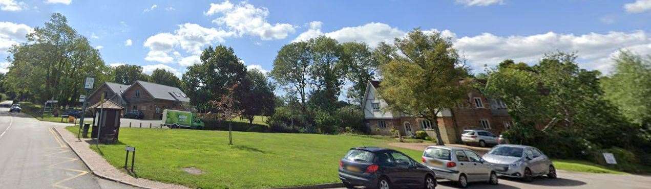 The village green at Fordcombe is opposite Stone Row