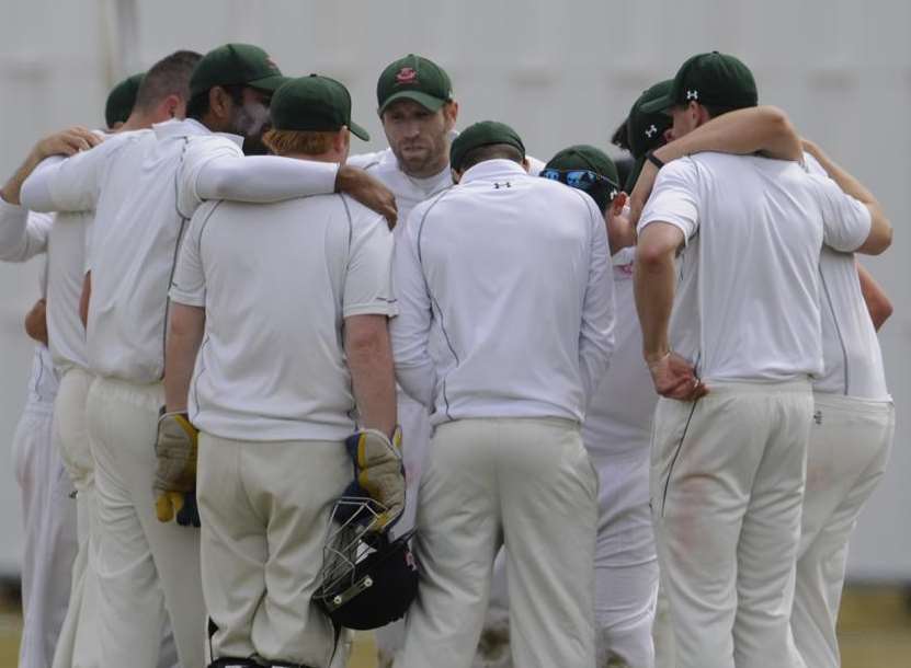 Captain Andy Bray speaks to his Folkestone players Picture: Gary Browne