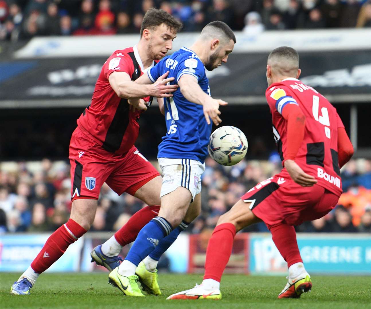 Gills team up to keep Ipswich at bay. Picture: Barry Goodwin