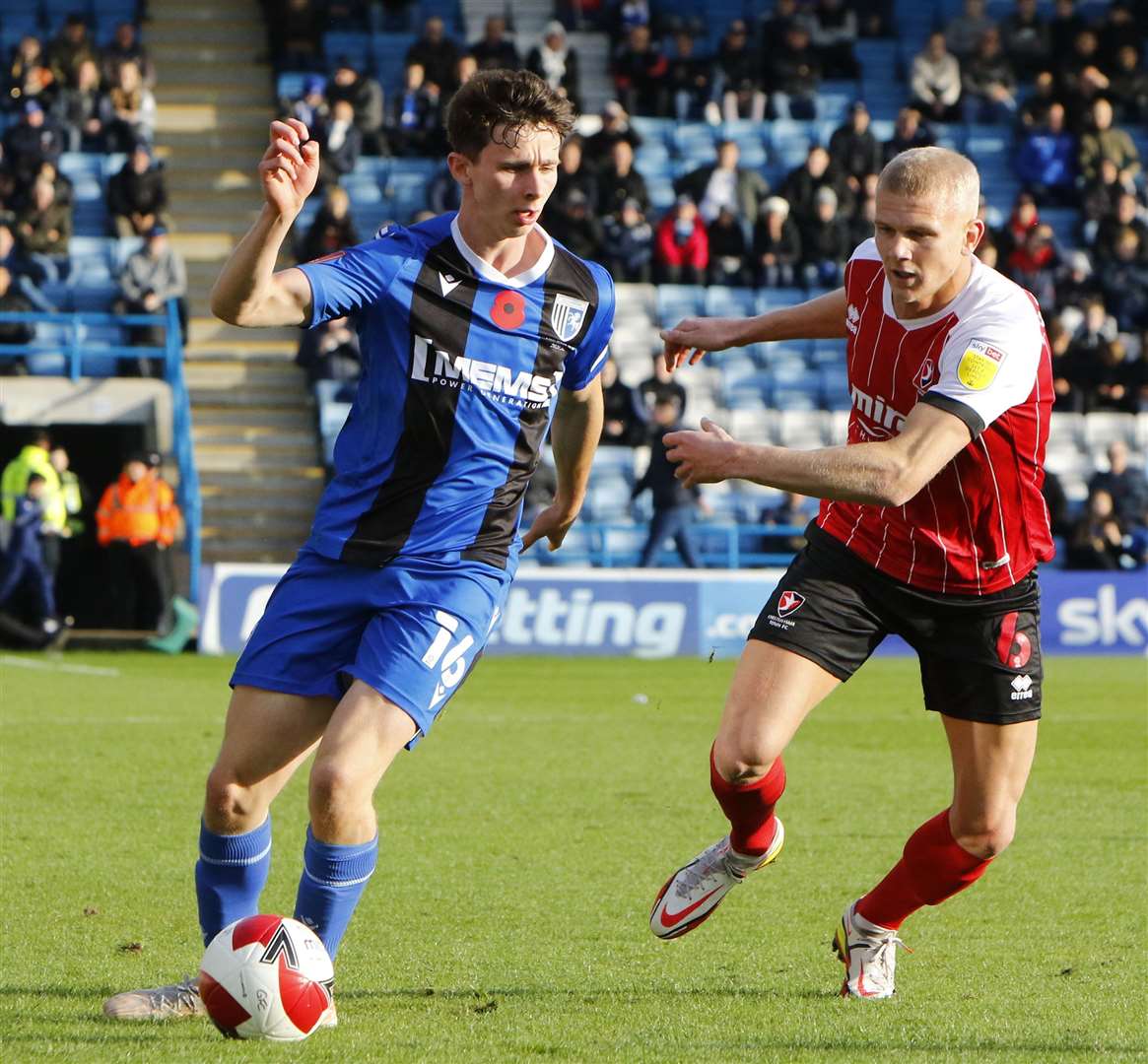 Gills' Dan Adshead comes under pressure. Picture: Andy Jones