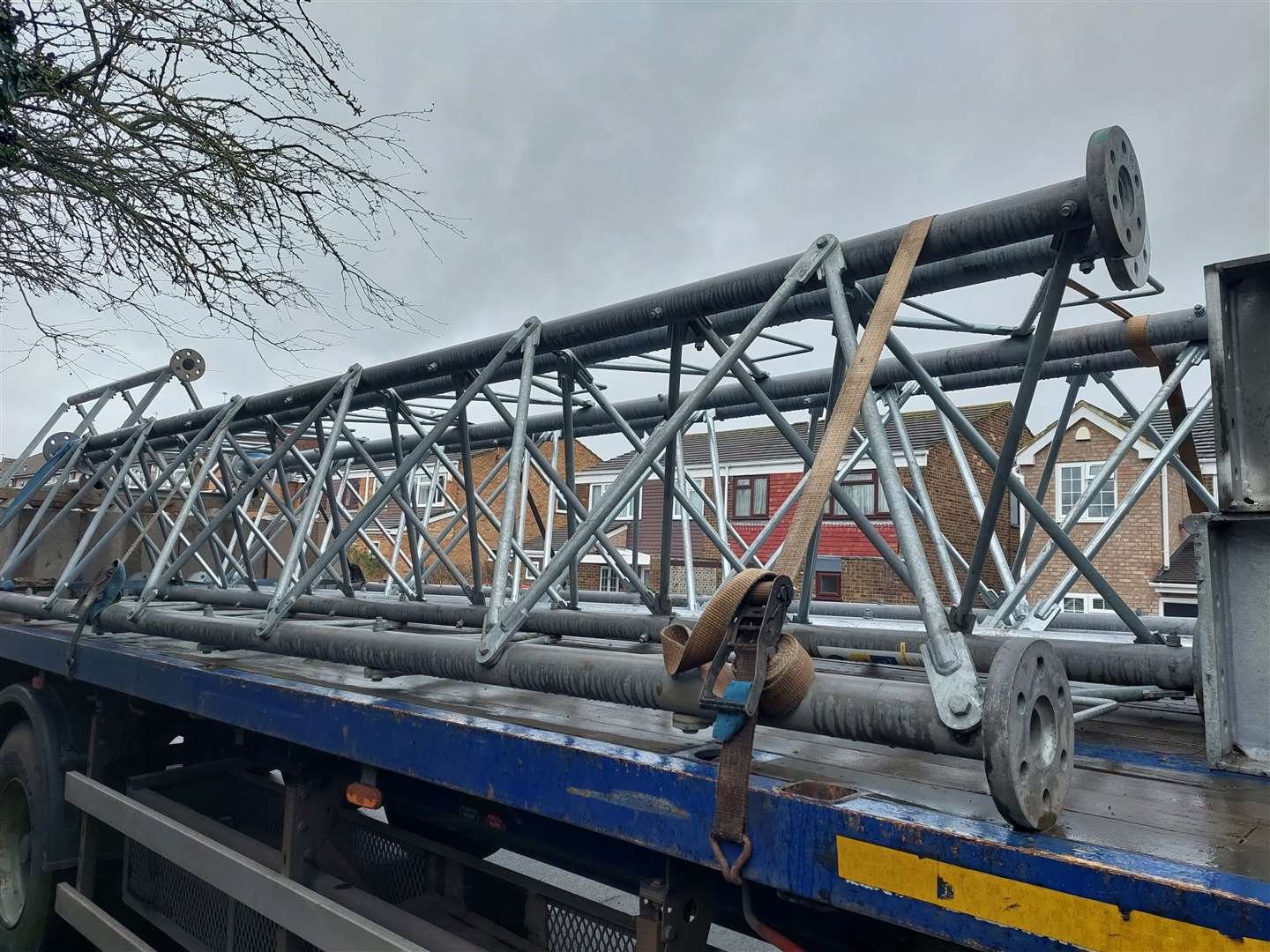 The mast being delivered to Bowmans Road