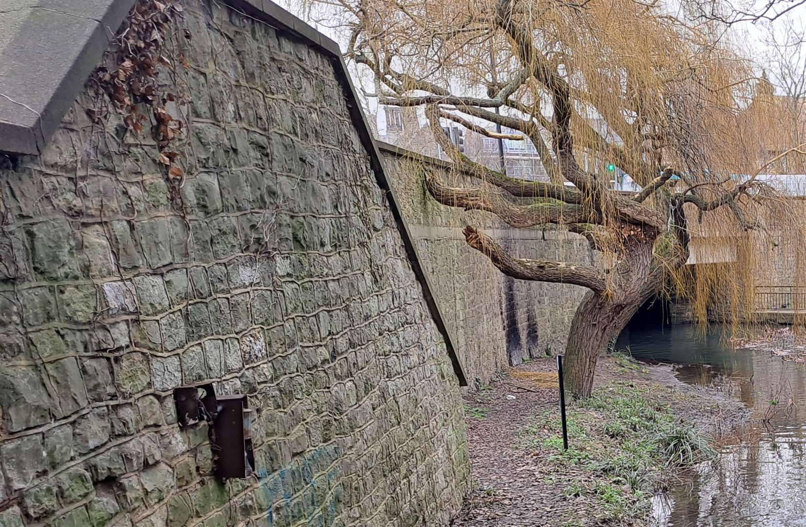 The confluence of the River Len with the Medway