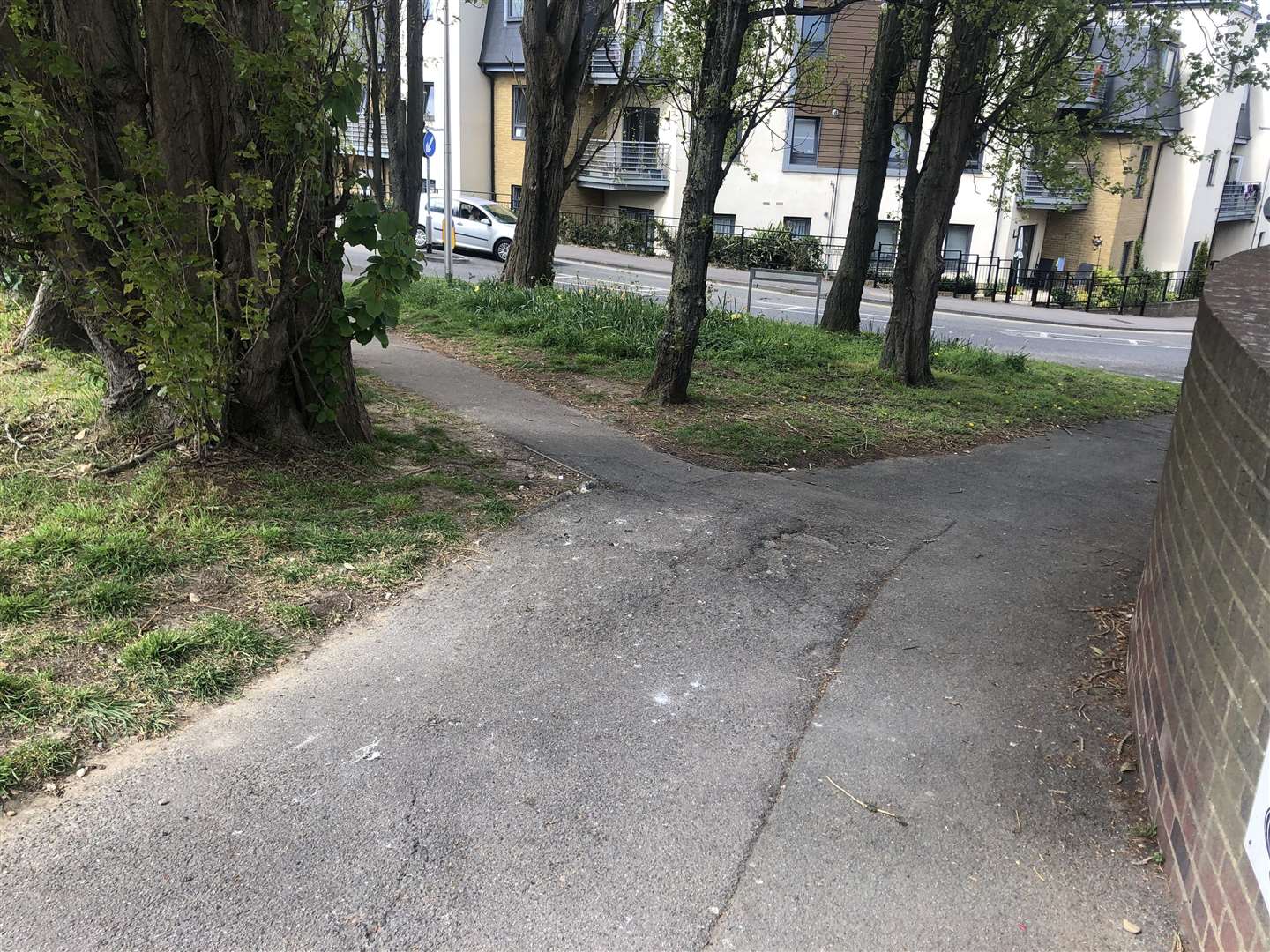 The pathway down to Birling Avenue from the A2 in Rainham