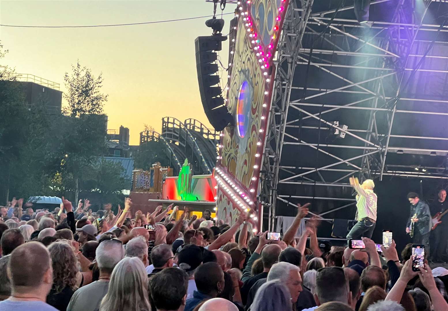 It's arms-aloft time as Jim Kerr conducts the crowd