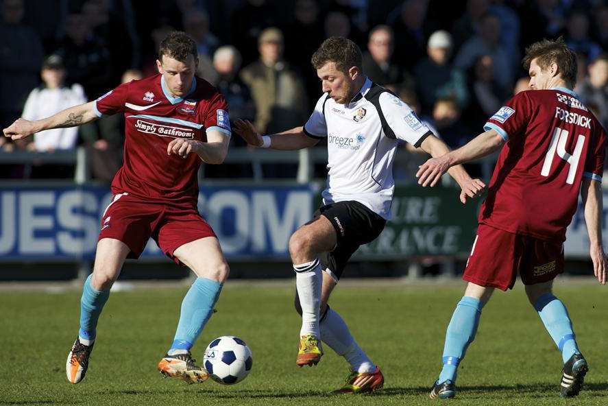 Ryan Hayes tries to get between two Nuneaton defenders