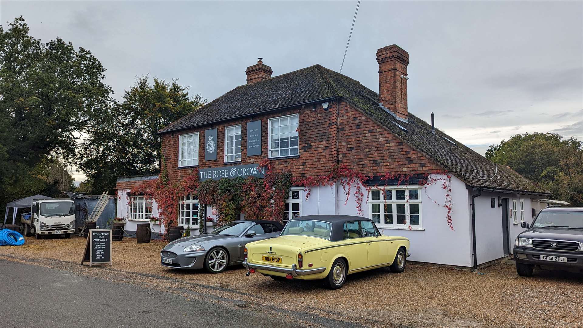 The Rose and Crown pub at Mundy Bois