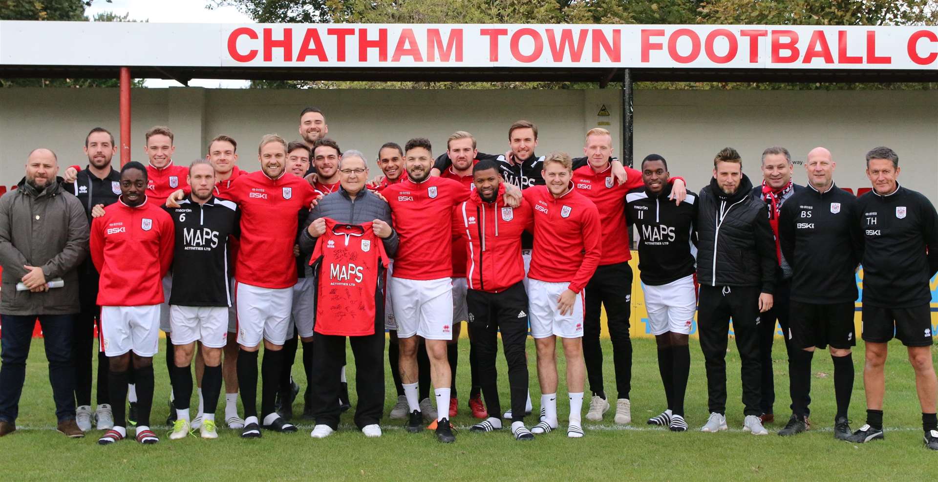 Chats Town "legend" Steve Binks, centre, holding up a shirt (6688939)