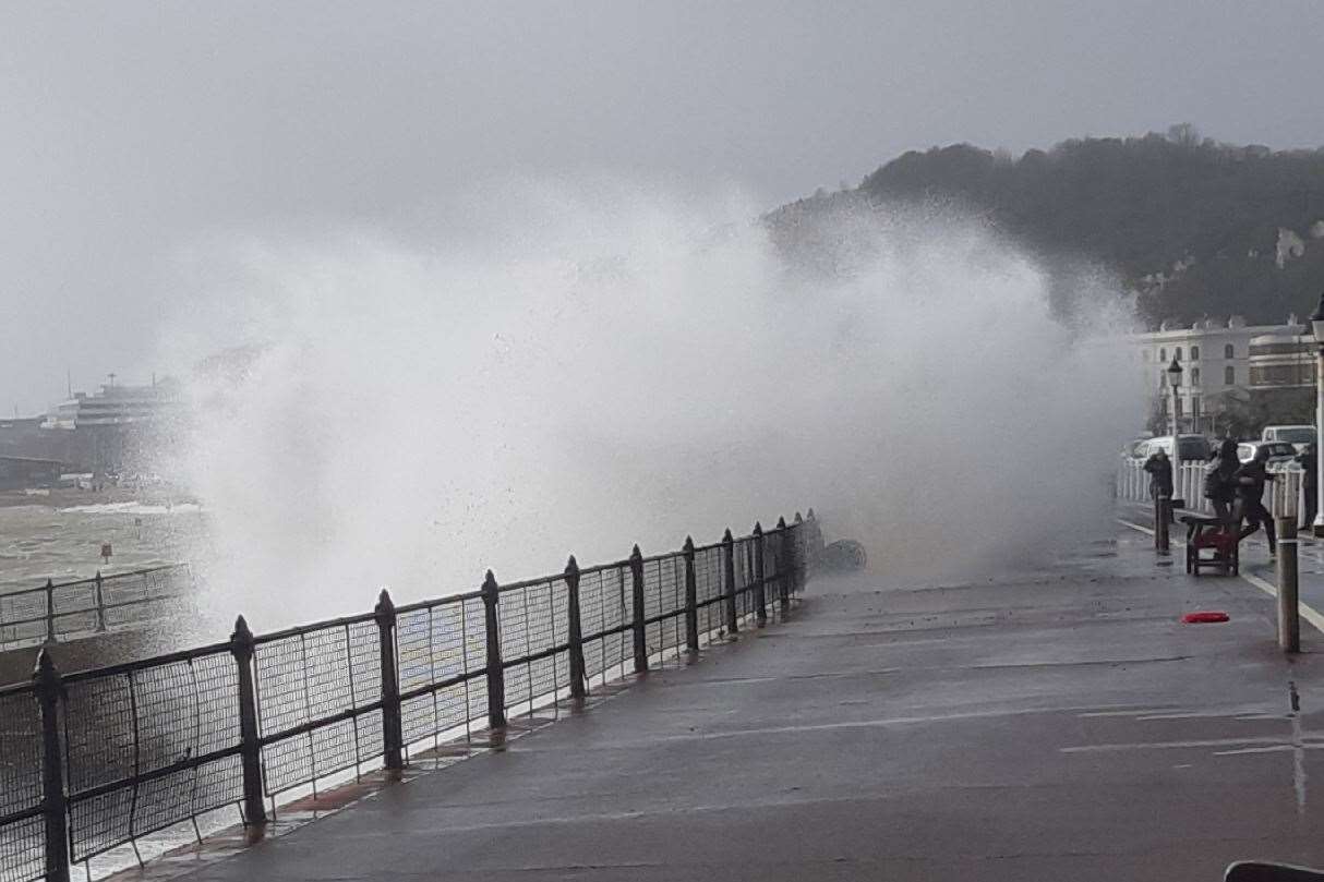 Waves in Dover (54983527)