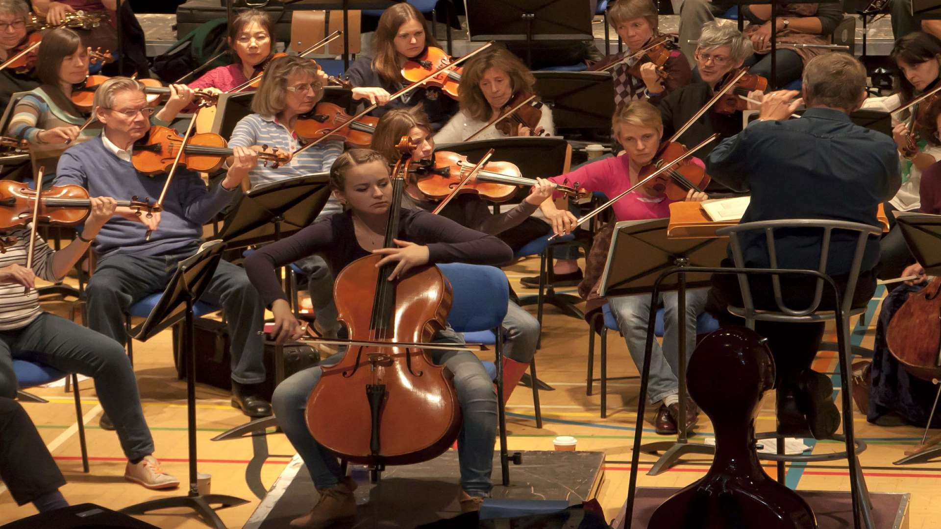 Laura van der Heijden rehearsing with the orchestra