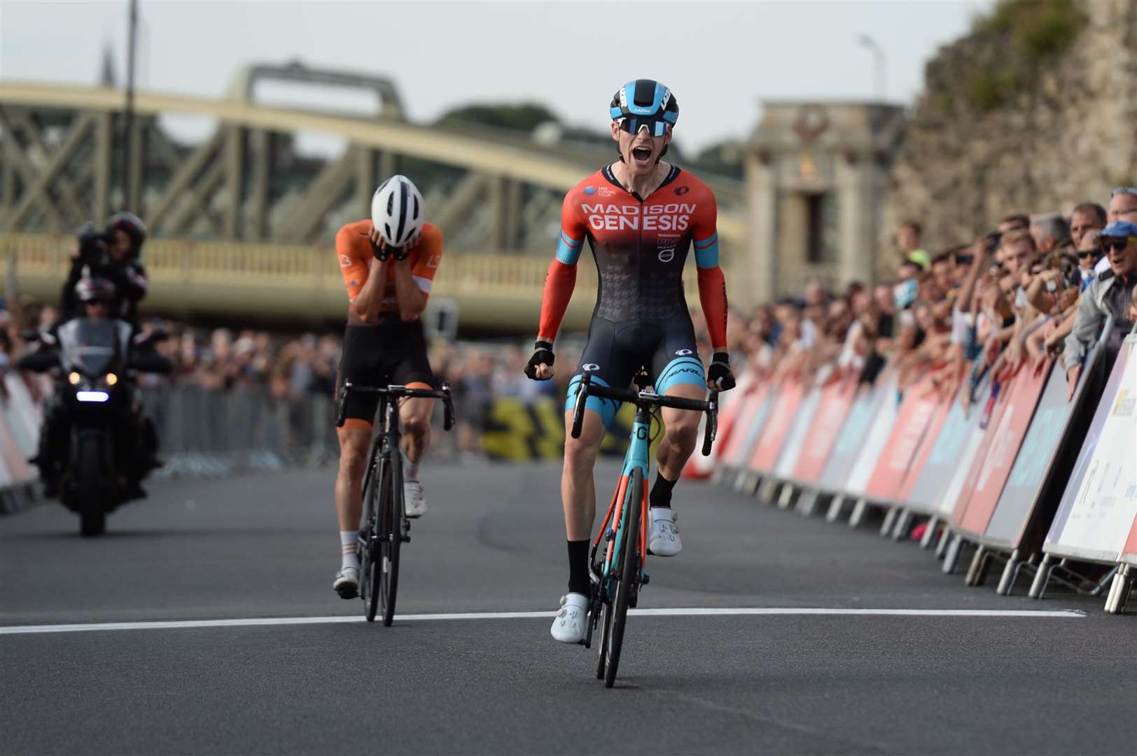 Joey Walker beat an unfortunate Isaac Mundy in a sprint finish Picture: SWPix