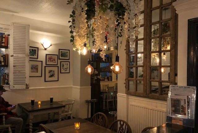 Each table in the Castle Hotel was decorated with flickering battery-operated tea lights (so-named, I’m reliably told by Mrs SD, because they were used to heat tea pots)