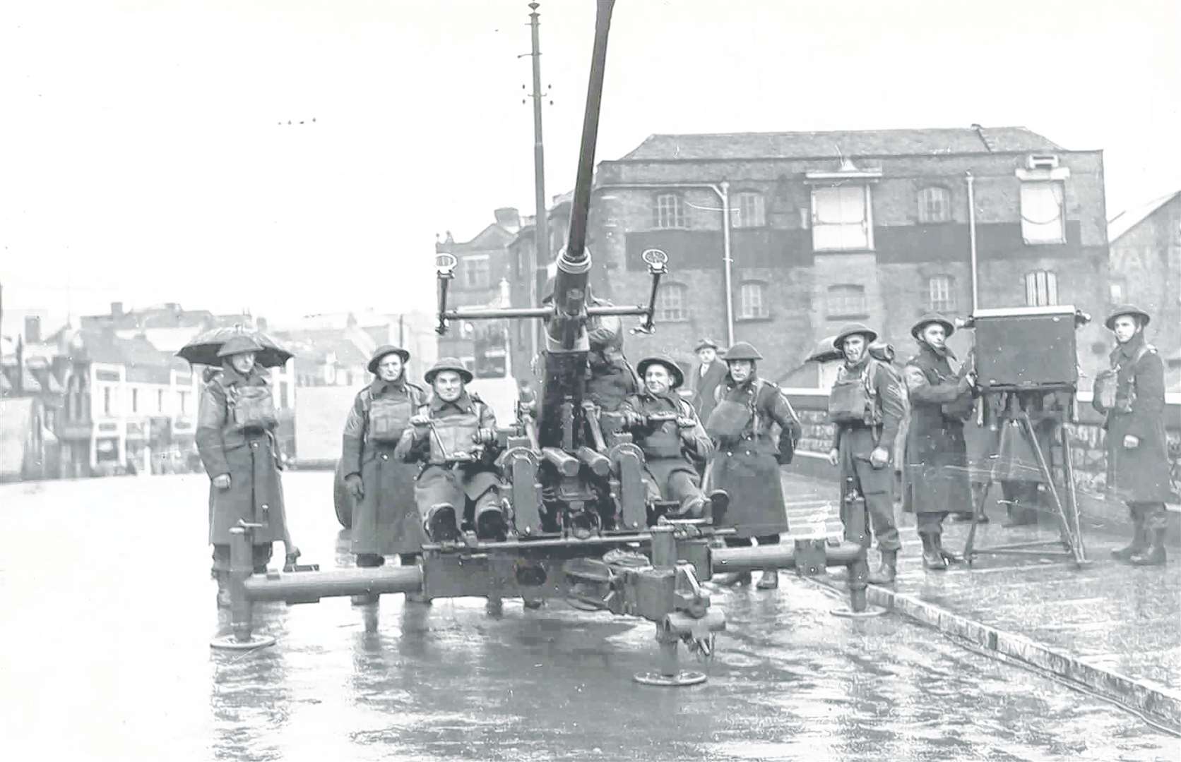 A Bofors anti-aircraft mounted on Maidstone Bridge