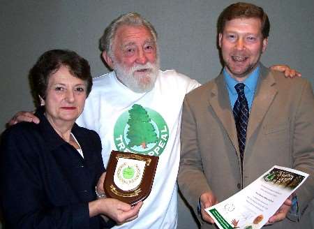 Professor David Bellamy (centre) presents the award to KM Walking Bus treasurer Gillian Reuby and chairman Simon Dolby