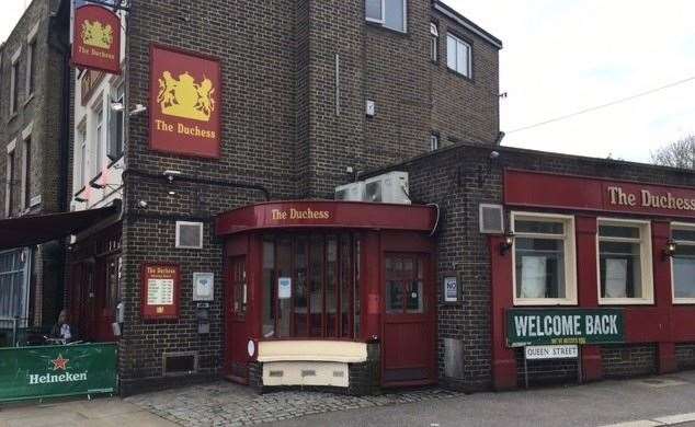 Unfortunately The Duchess, on the corner of Bench Street and Queen Street wasn’t serving food so we moved on to Market Square