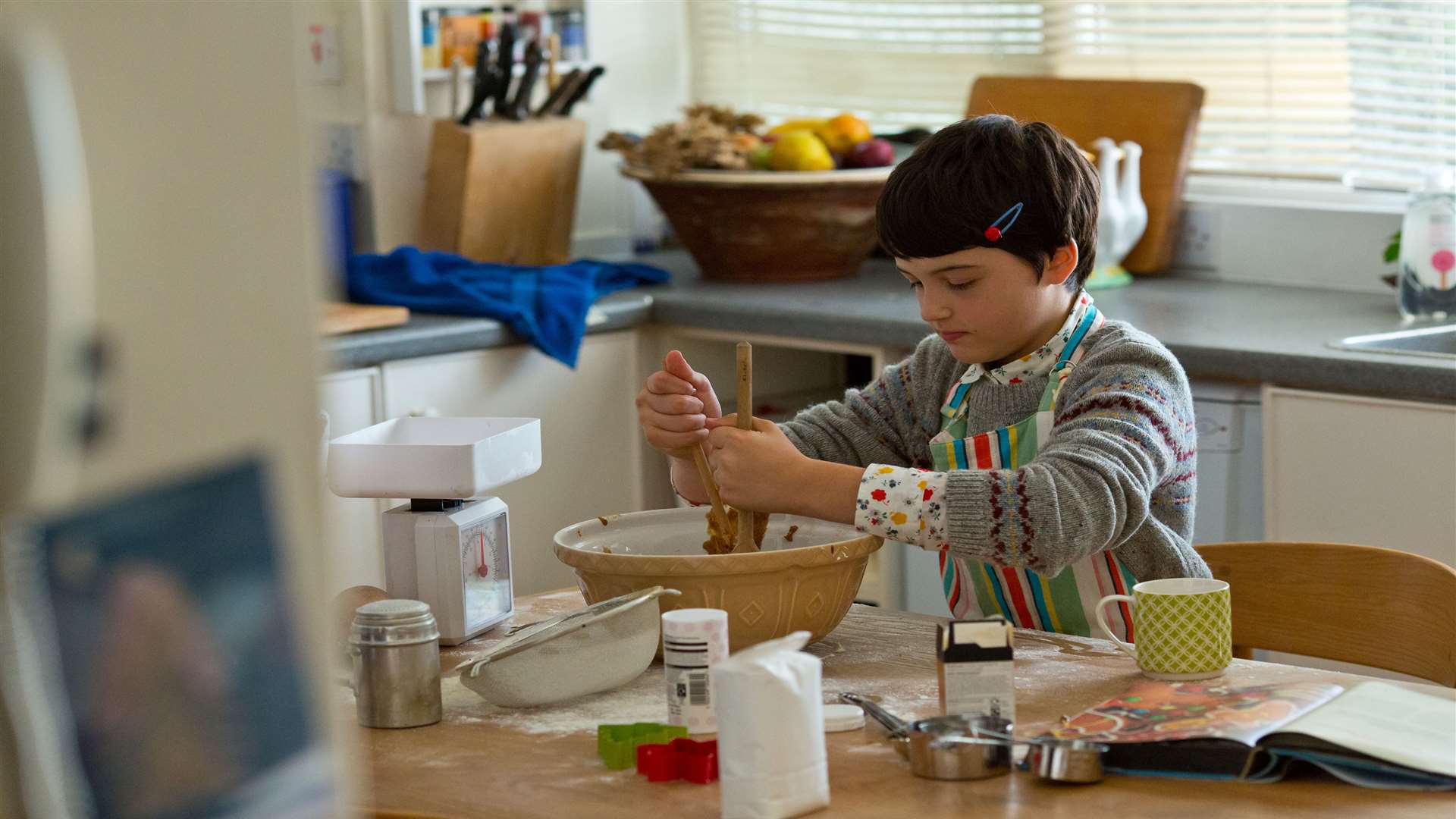 The advert features a young girl trying to bake gingerbread