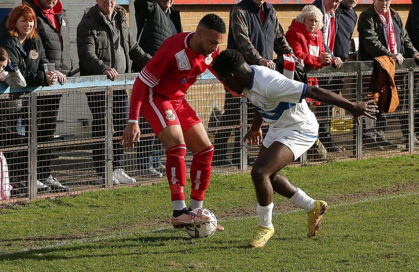 Dean Grant retains possession out wide. Picture: Les Biggs