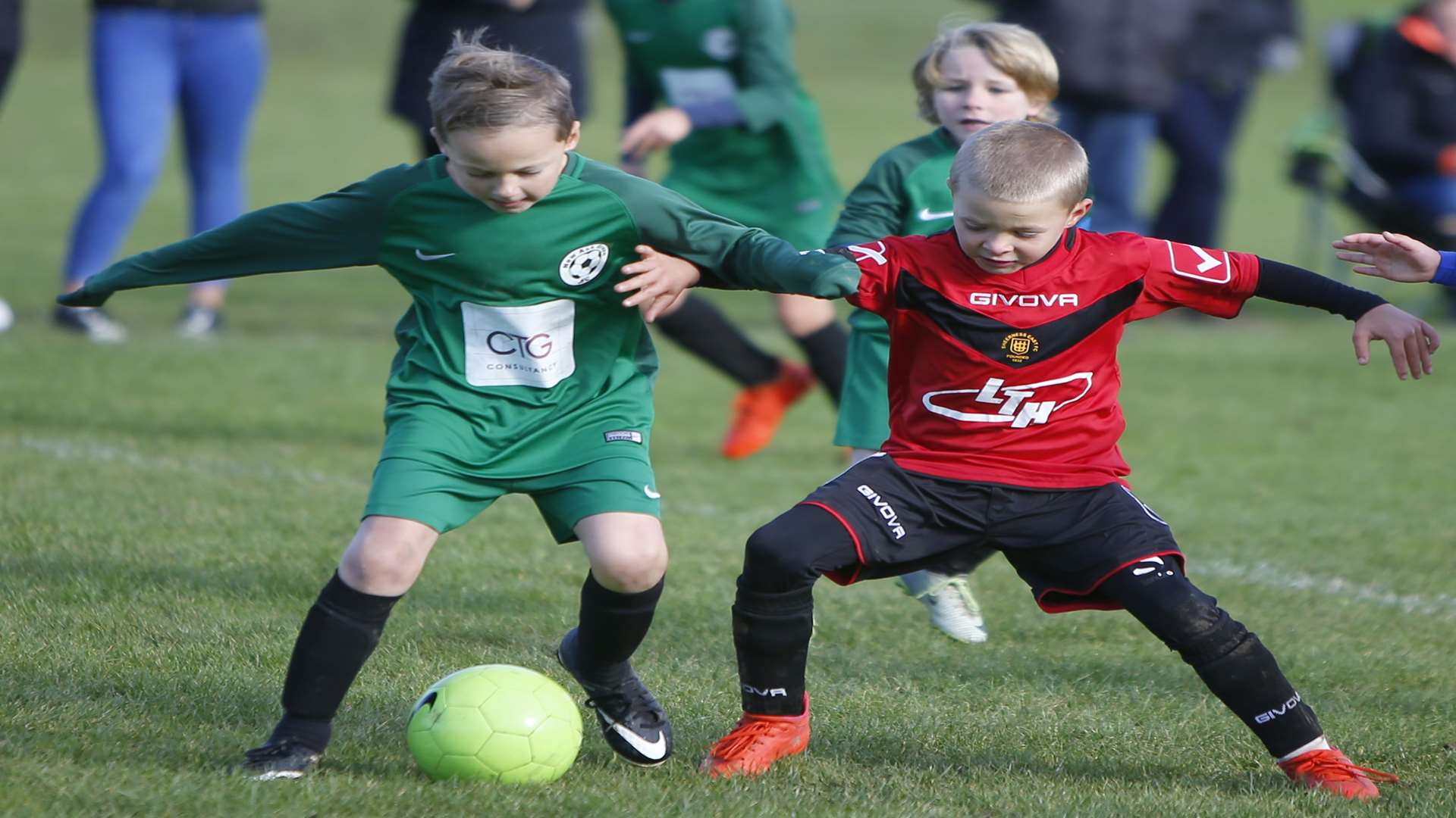 New Ash Green Grasshoppers under-8s (green) played Sheerness East Rangers under-8s. Picture: Andy Jones FM4981389