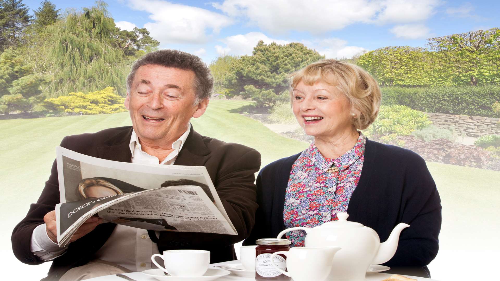 Robert Powell and Liza Goddard in Relatively Speaking