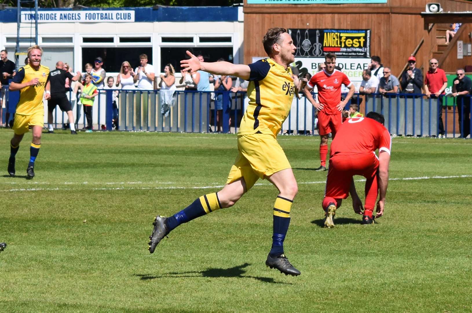 Ricky Freeman celebrates his winning goal against Tunbridge Wells. Picture Alan Coomes. (1860945)