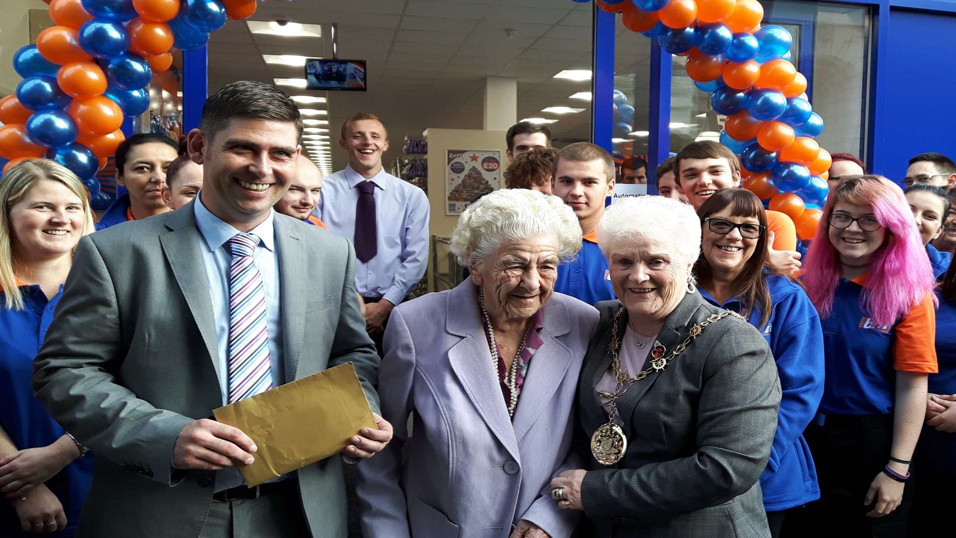 Store manager Carl Russell, Vera Purll and mayor Greta Goatley