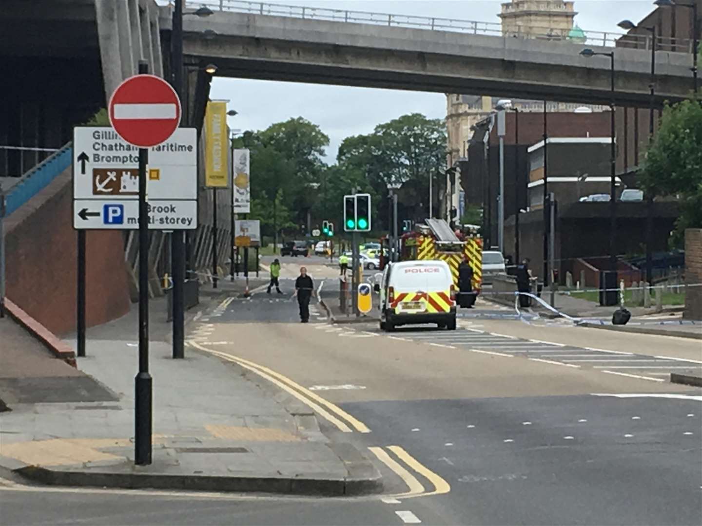 Police put up extra cordon under the bridge (2545640)