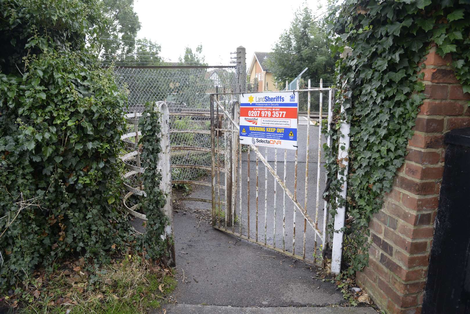 The Glebe Way, Clifton Road railway crossing