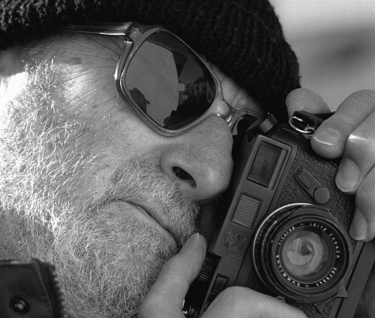 Harold Chapman photographing novelist Ian McEwan for an article in the Guardian in 2000