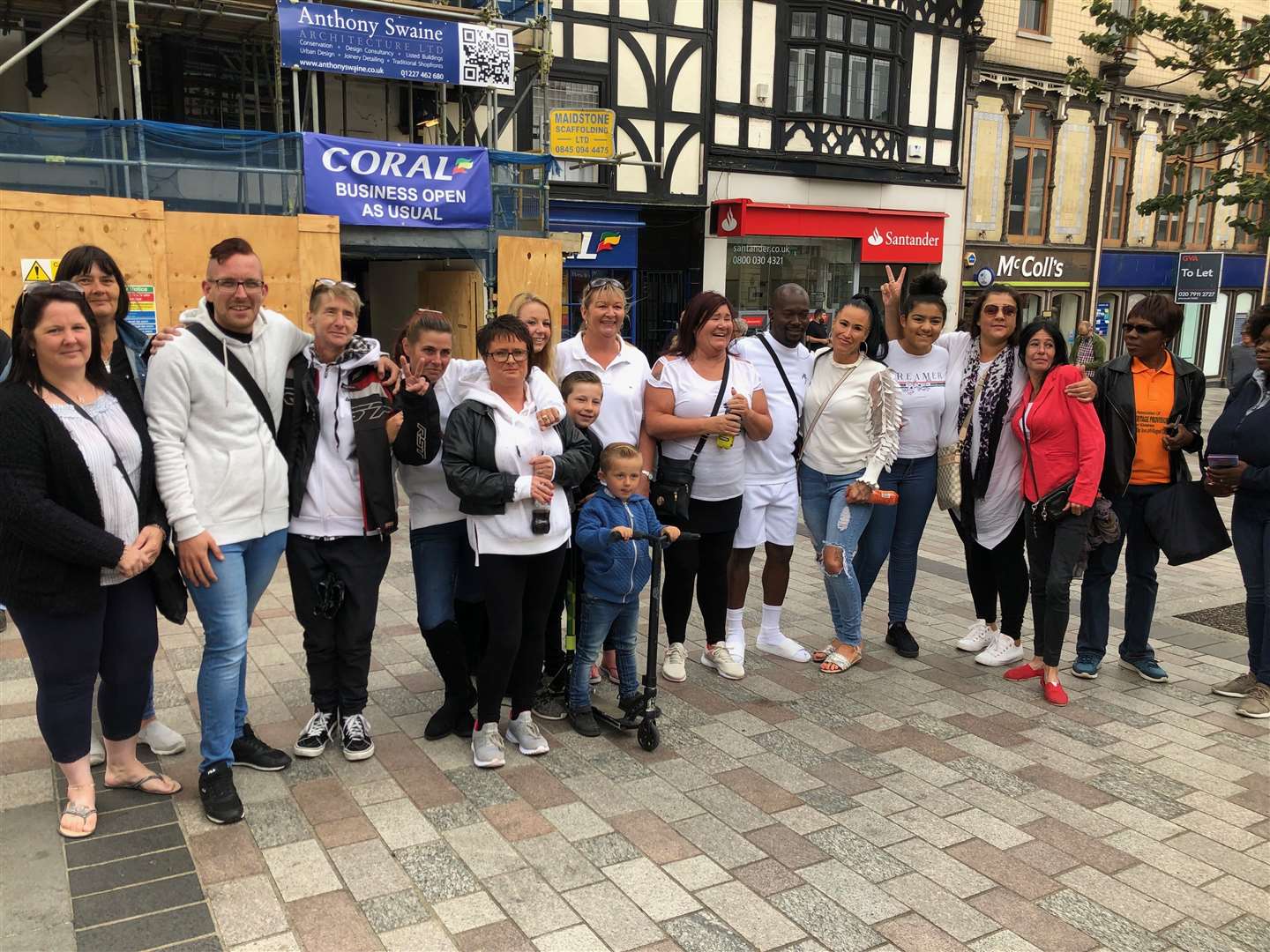 The first group of people to arrive at the rally (16243989)