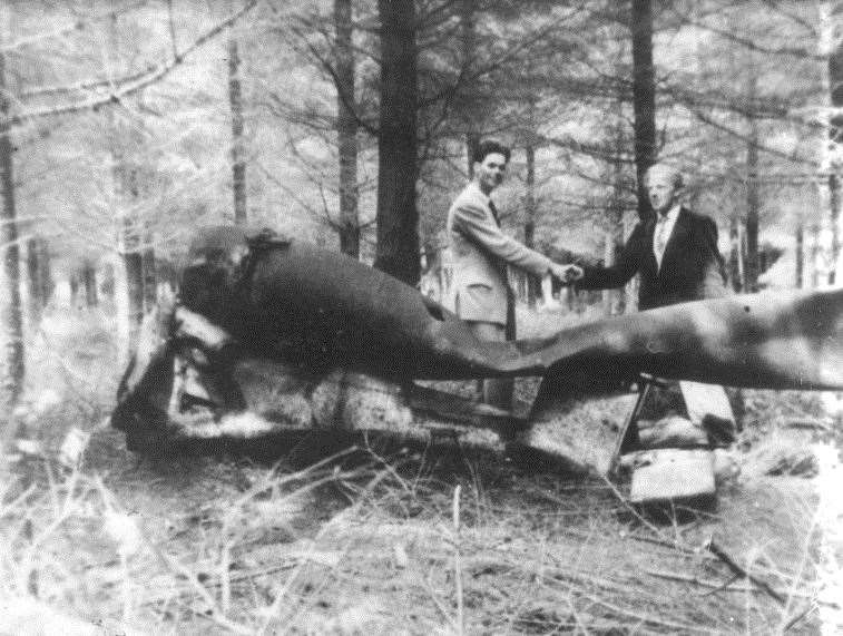 Malcolm Smith (right) with Les Kirby next to a doodlebug (9946513)