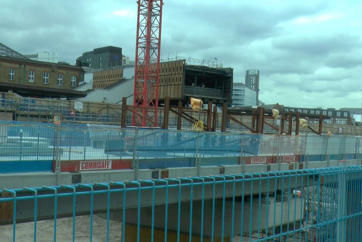 The tunnel linking the platforms will be replaced with a huge concourse