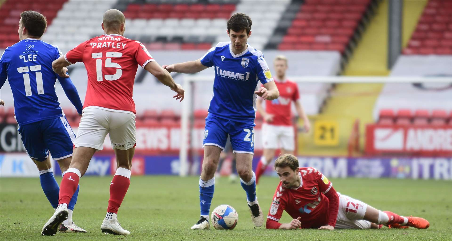 Tom O'Connor beats a midfield challenge on Saturday. Picture: Barry Goodwin. (44403533)