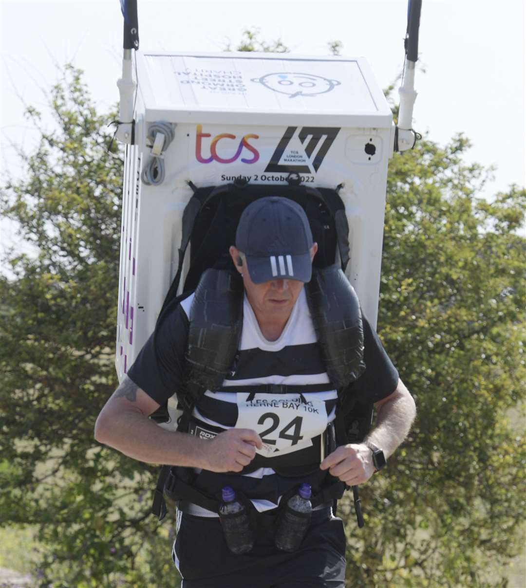 Jason Bird in training for the 2022 London Marathon, carrying a washing machine. Picture: Barry Goodwin (58030914)