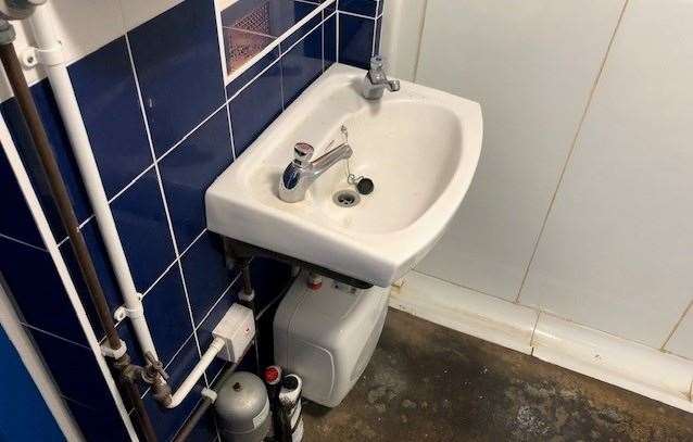 As traditional as it’s possible to be, the gents featured an old L-shaped enamel urinal and was sweeter smelling than the bar