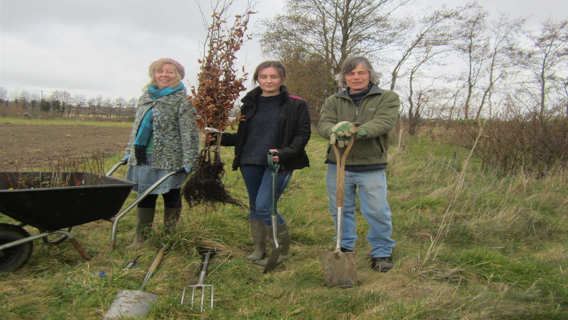 Zara McDermott (centre), her mum Siobhan Matthews and Simon Dundas