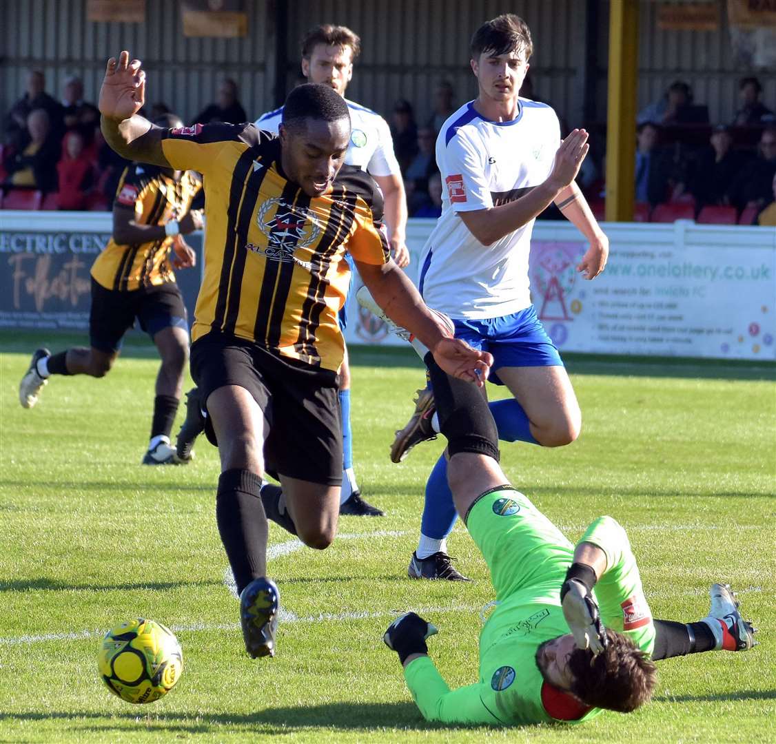 Folkestone’s Matthias Fanimo attempts to round Ascot United goalkeeper Mark Scott. Picture: Randolph File