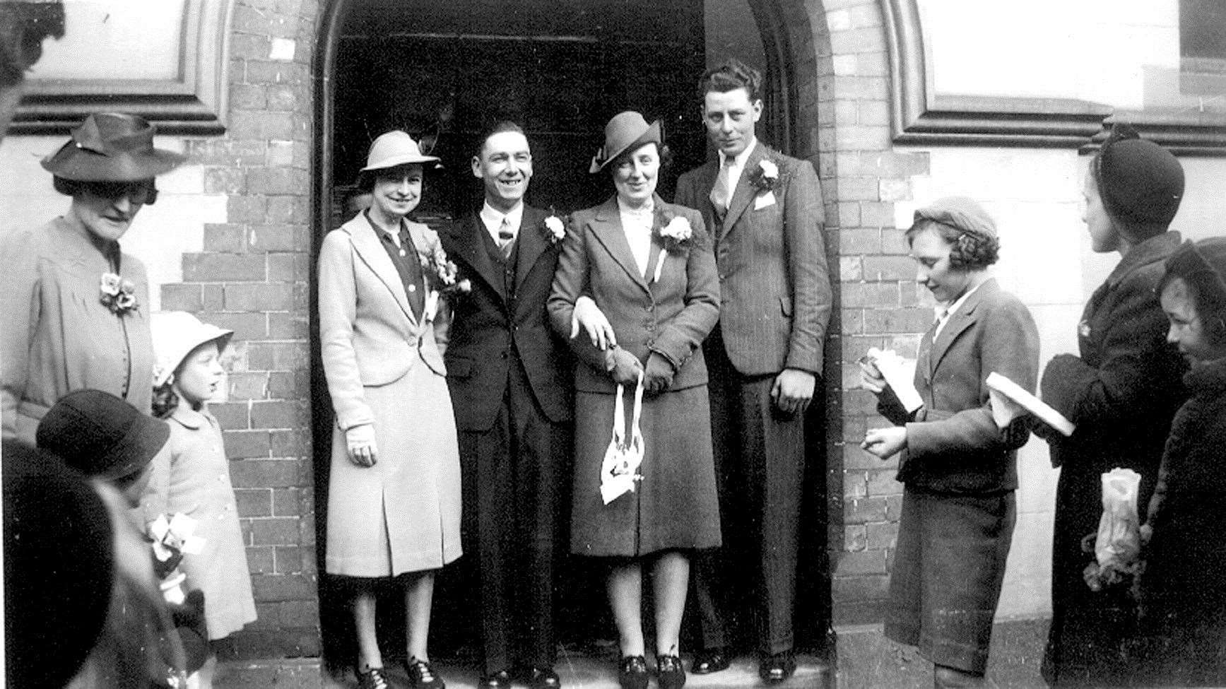 A wedding party from 1940 (names unknown)