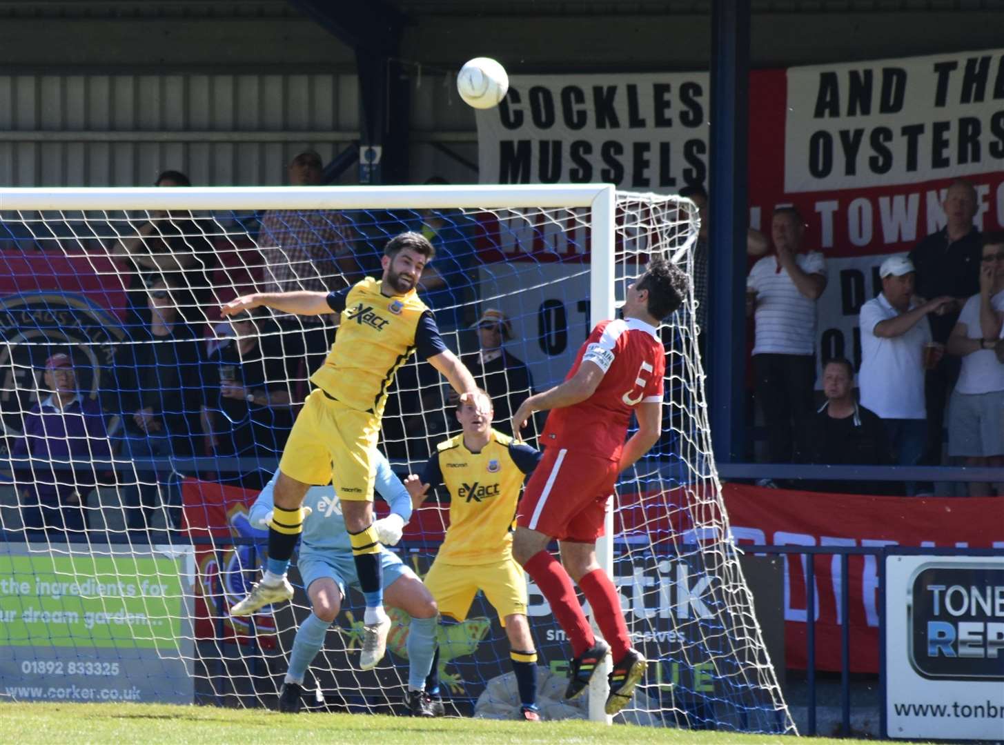 Whitstable's Stuart West heads clear from Tunbridge Wells' Perry Spackman (1860939)