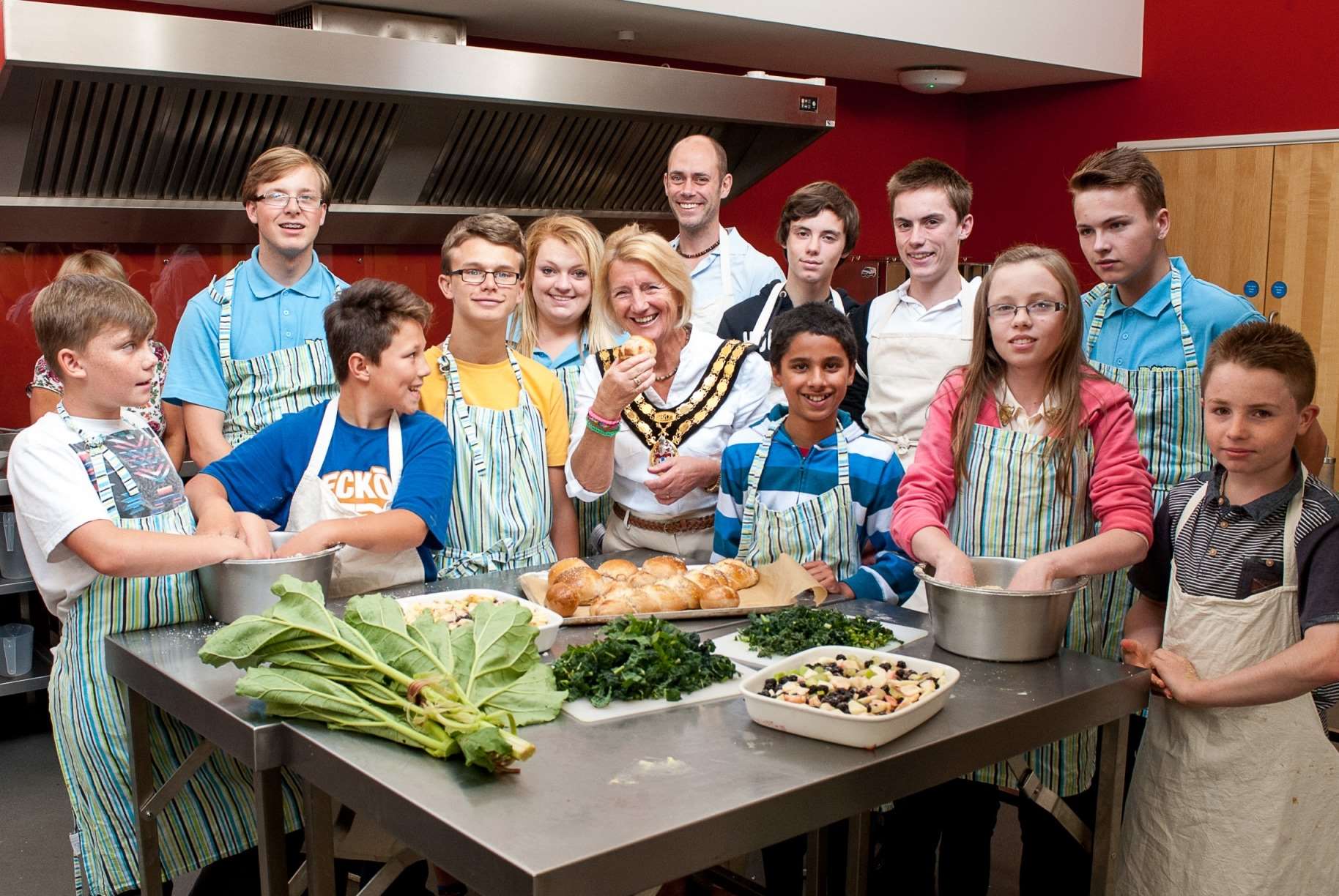 The Mayor, Cllr Sasha Luck, enjoying a slice of home baked bread with the ‘bakers’ at the ‘Grow, Cook and Eat’ session