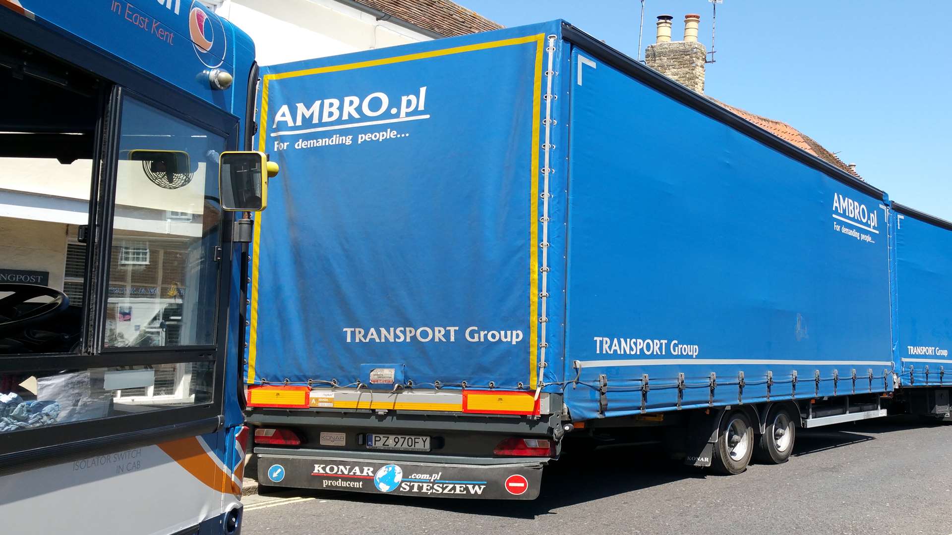 Lorry stuck at Breezy Corner