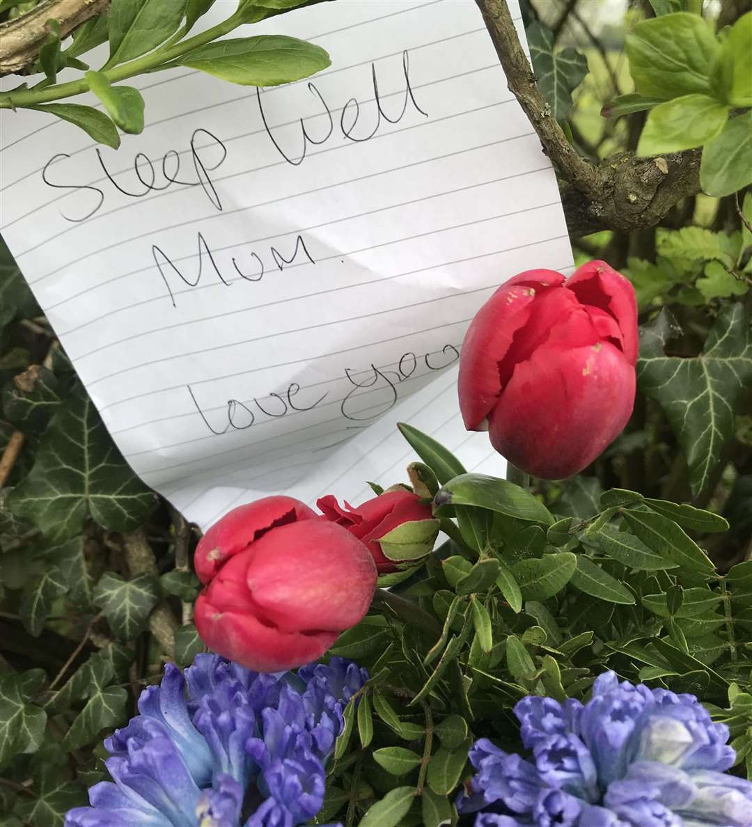 A poignant note was left by the roadside (8714142)