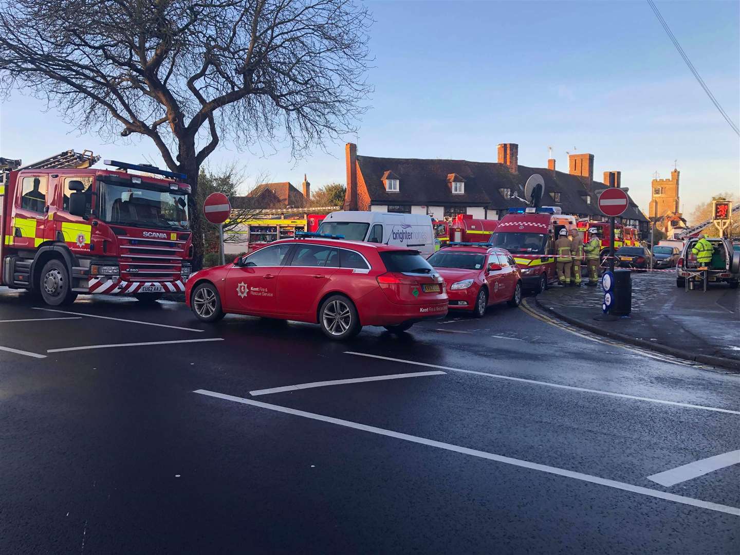 Fire crews dealing with the fire in Biddenden (6027961)