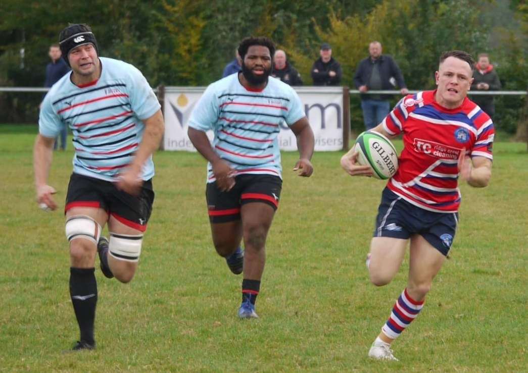 Tonbridge Juddians sprint for the try line against Blackheath