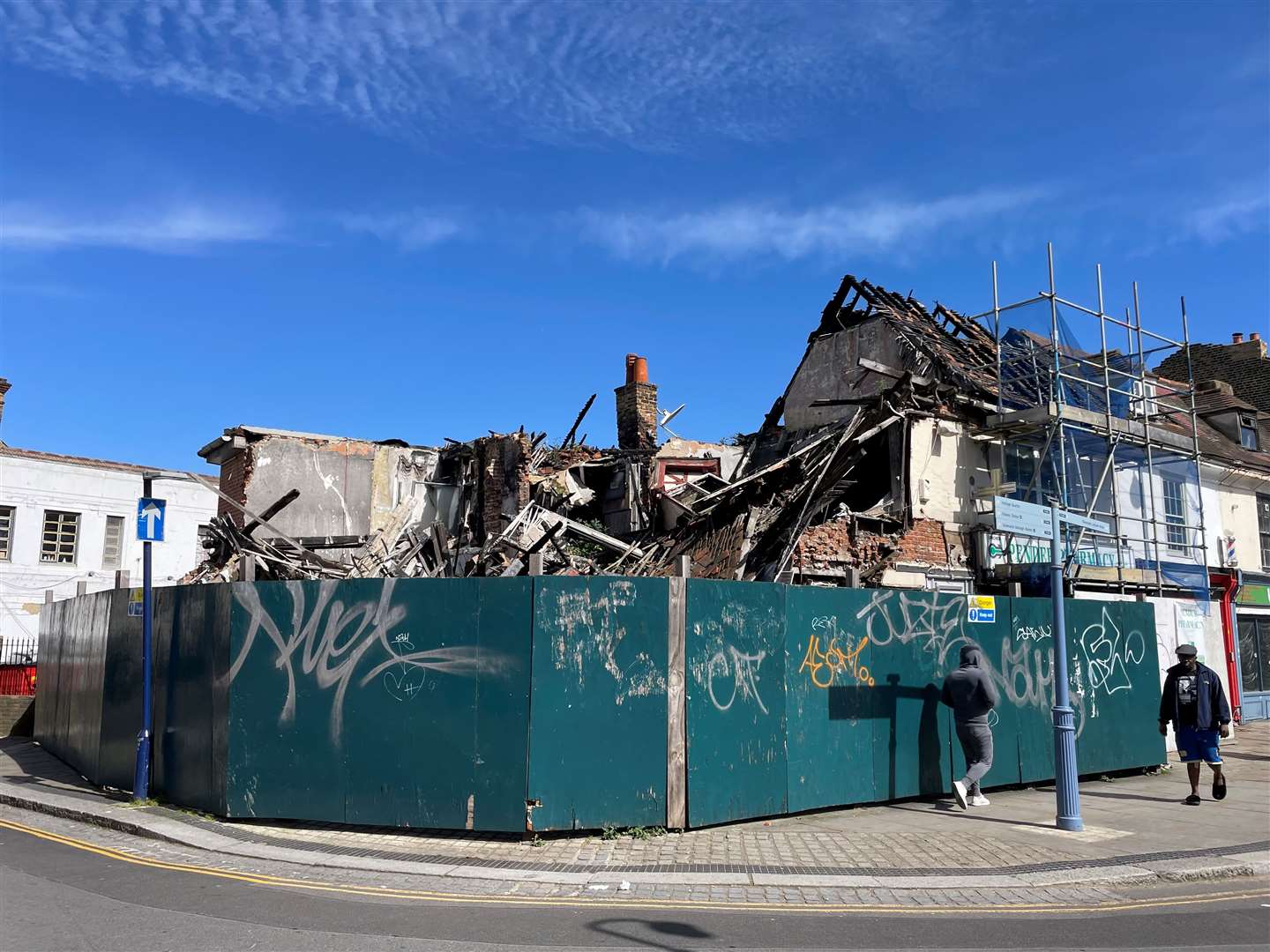 The building on the corner of Milton Road and Queen Street is still boarded up