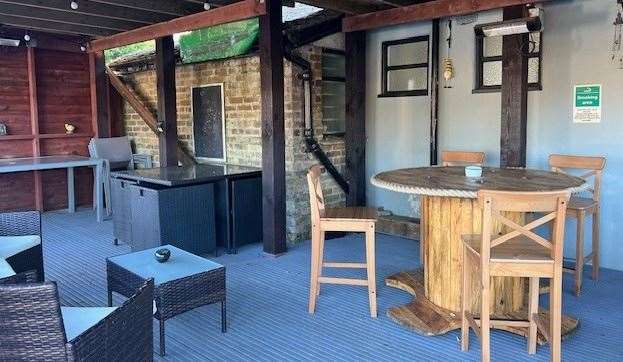 This imposing, covered smoking area can be found to the left of pub’s main entrance