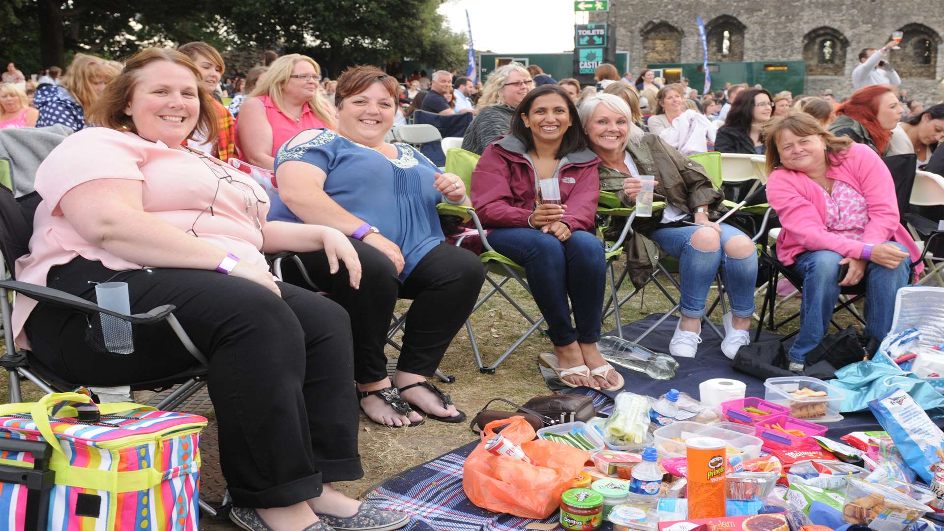 Fans brought picnics to eat whilst they waited.