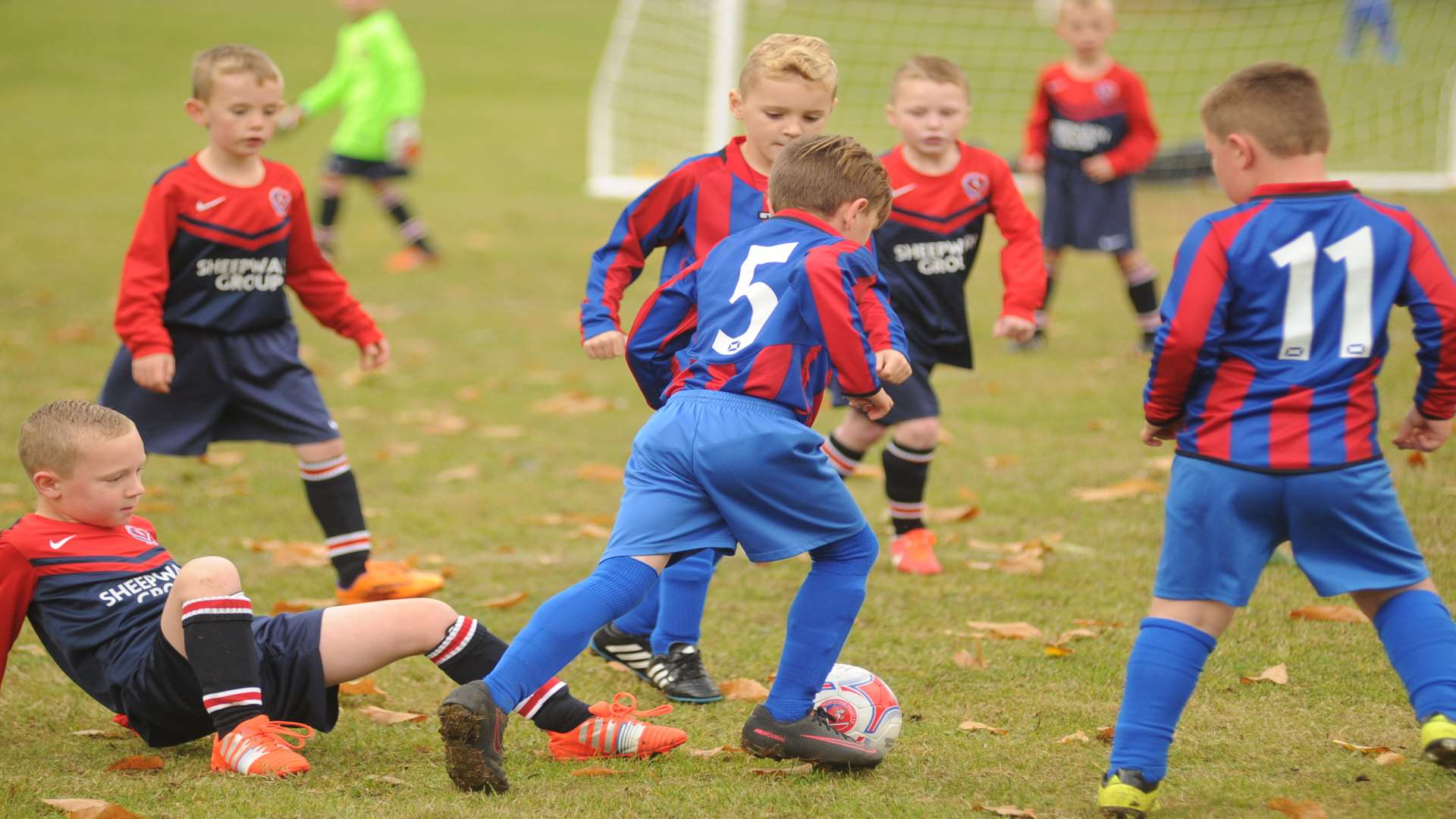 Woodpecker HI's under-7s and Hempstead Valley Hurricanes do battle Picture: Steve Crispe