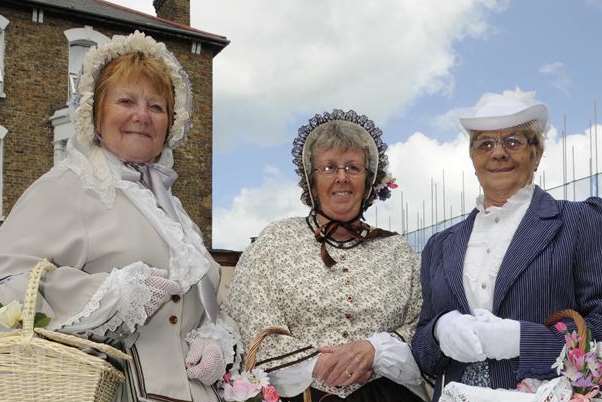 Wendy Loftus, Brenda Philpott and Sheila Philpott